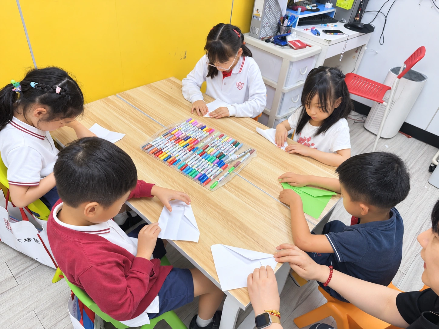小組一起學習摺紙