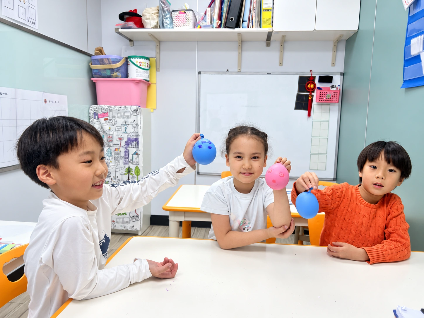 孩子展示創意作品